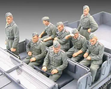 Tamiya 1:35 GERMAN 18 TON HEAVY HALF-TRACK "FAMO" Plastic Model Kit