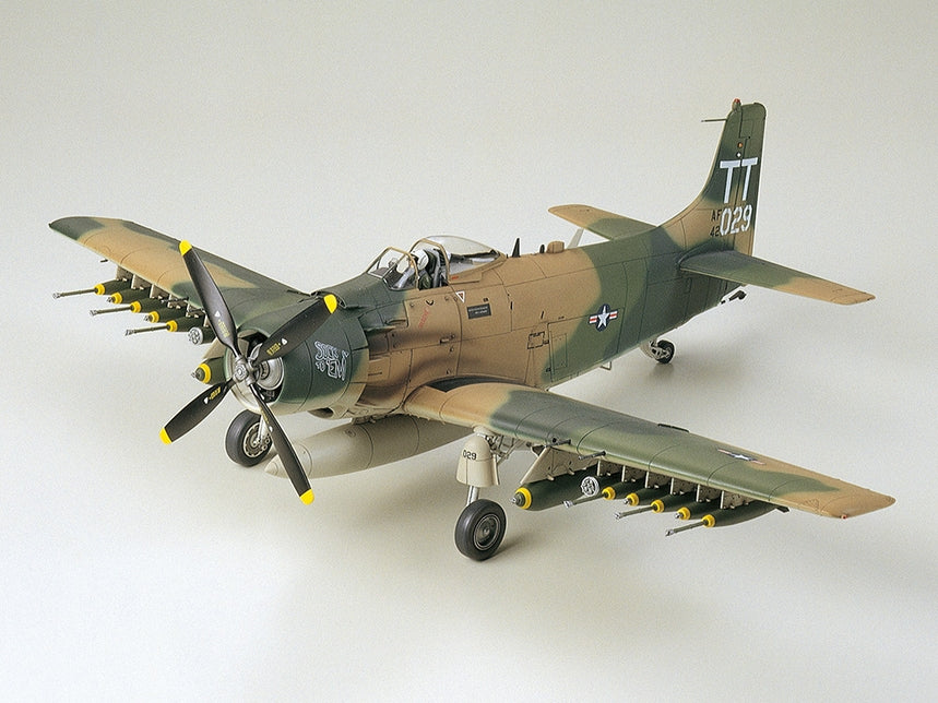 Tamiya 1:48 Douglas A-1J Skyraider U.S. Air Force Tamiya