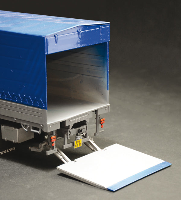 Italeri 1/24 VOLVO F16 Globetrotter Canvas Truck with elevator (taillift) Plastic Model Kit Italeri
