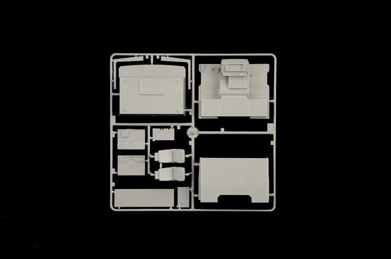 Italeri 1/24 VOLVO F16 Globetrotter Canvas Truck with elevator (taillift) Plastic Model Kit Italeri