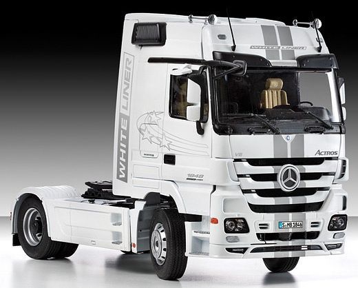Italeri 1:24 Mercedes Benz Actros MP3 White Liner/Black Liner