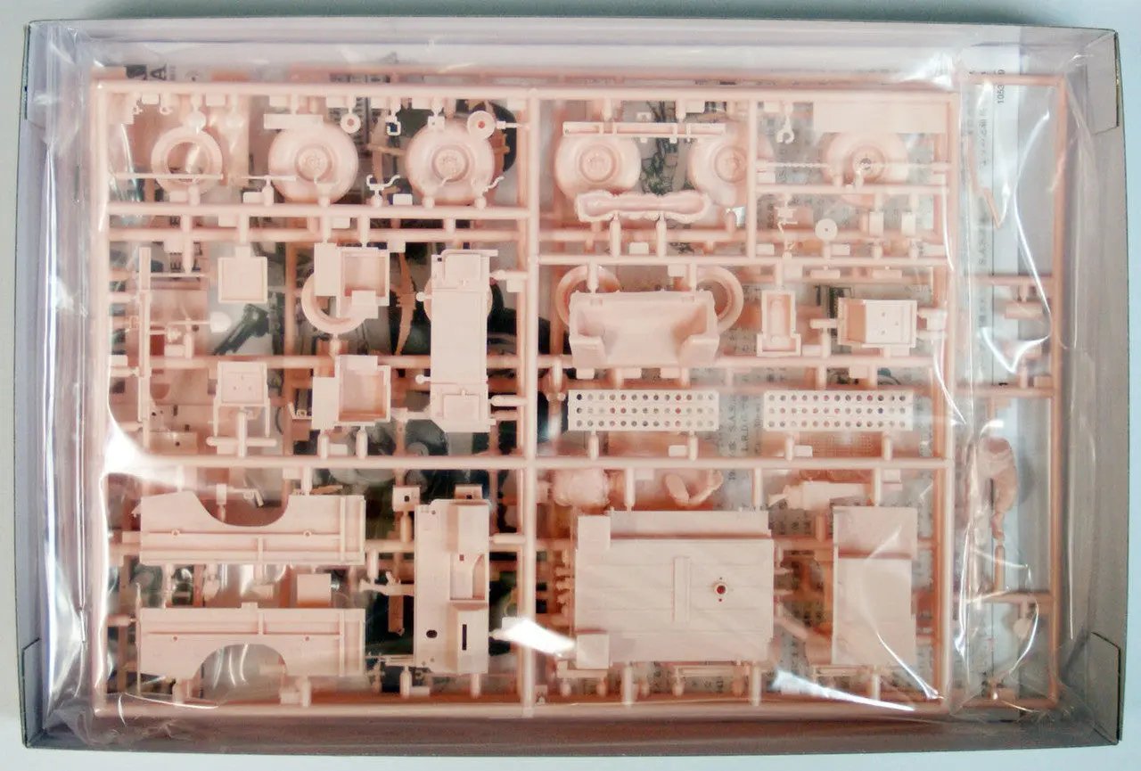 Tamiya 1:35 British S.A.S. Land Rover Pink Panther Plastic Model kit