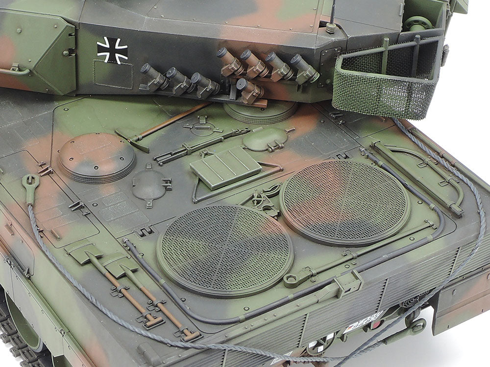 Tamiya 1:35 Leopard 2A6 Main Battle Tank Plastic Model Kit Tamiya