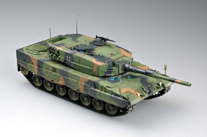 HobbyBoss 1/35 German Leopard 2 A4 tank Plastic Model Kit