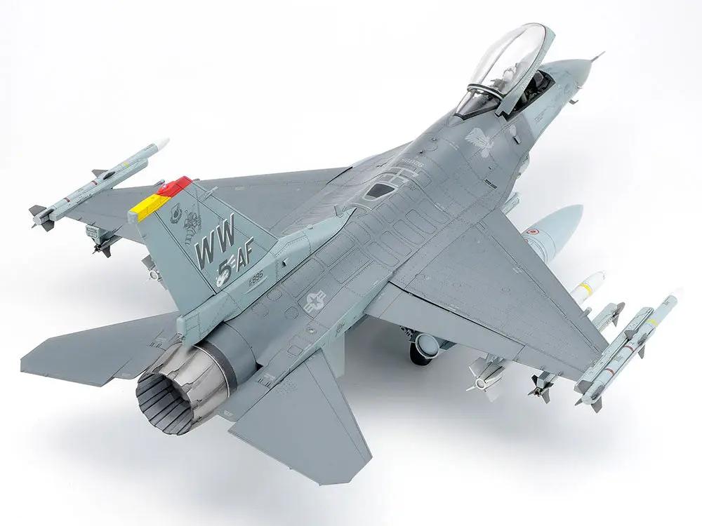 Tamiya 1:48 LOCKHEED MARTIN F-16CJ FIGHTING FALCON Plastic Model kit