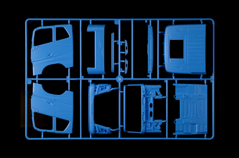 Italeri 1/24 Volvo FH Low Roof Truck Plastic Model Kit