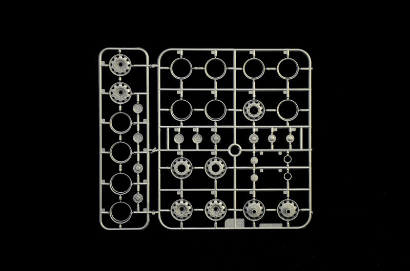 Italeri 1/24 SCANIA R400 STREAMLINE Flat Roof Truck Plastic Model Kit