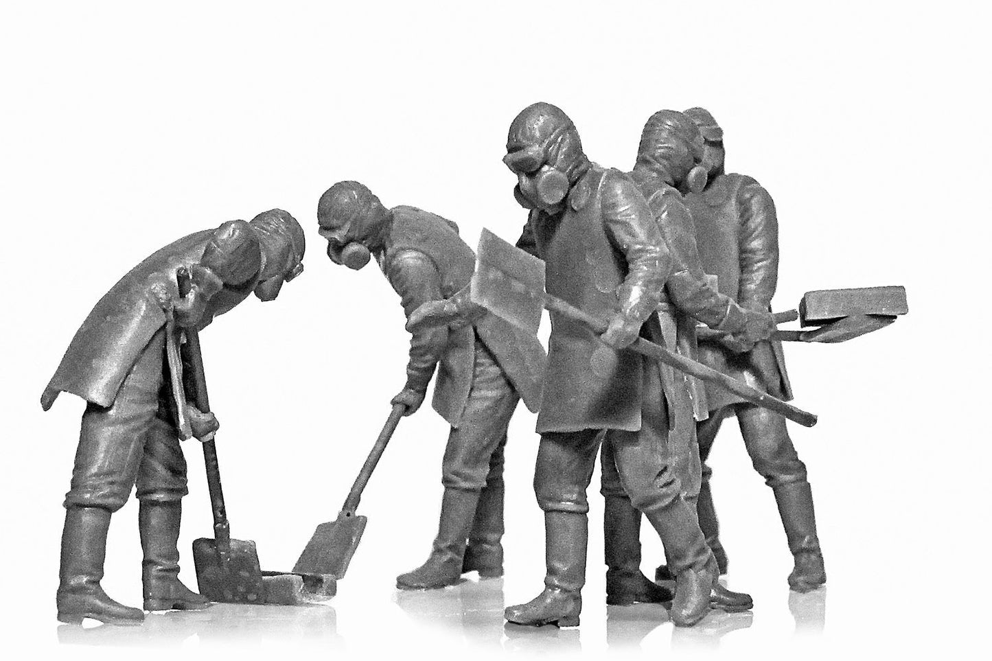 ICM 1:35 Chernobyl #3. Rubble Cleaners